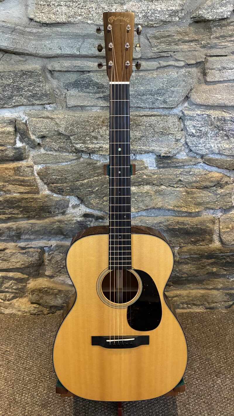 Martin 00-18 (2025)